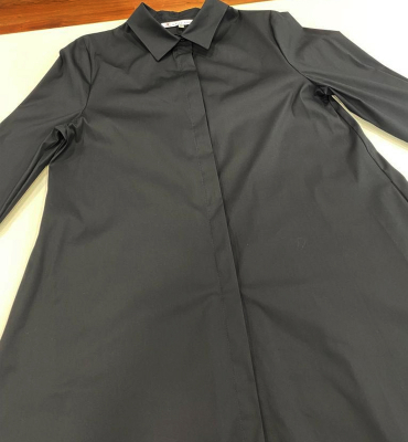 ALBA CONDE Camisa larga con bolsillos negra