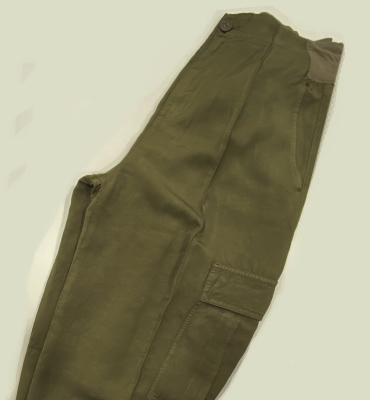 EUROPEAN CULTURE Pantalón Verde kaki con bolsillos